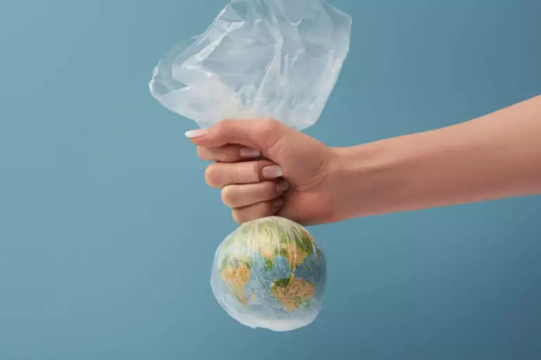 Műanyagba burkolt föld - A világon legtöbbet szemetelő cég