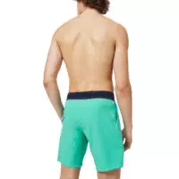 Solid Freak 2 férfi boardshort zöld színben, távolról modellen.