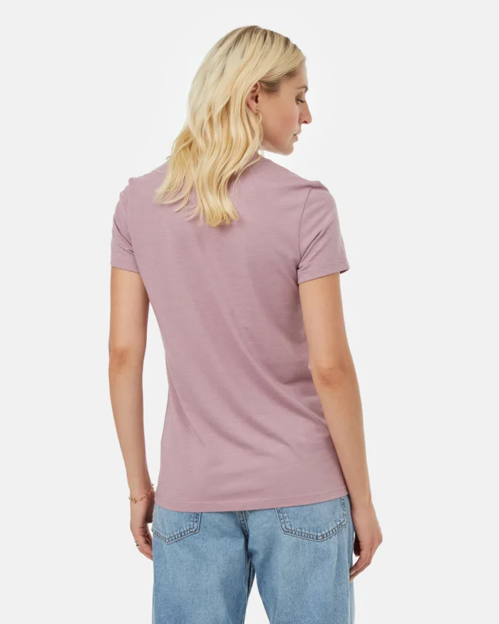 Treeblend classic női póló liliom színben modellen - hátulról