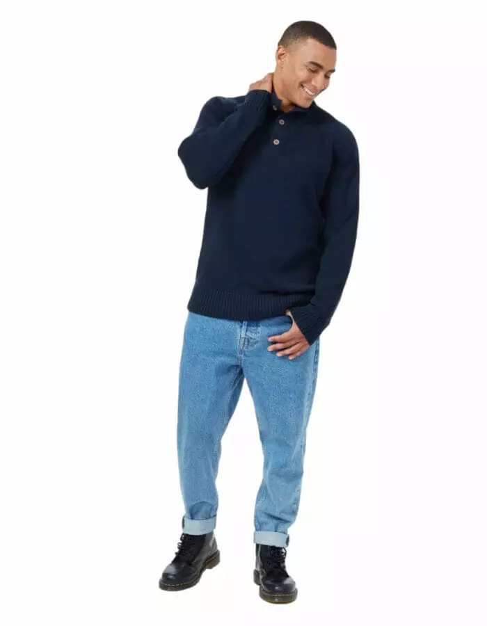 Highline férfi kötött pulóver modellen, sötétkék, teljes alakos
