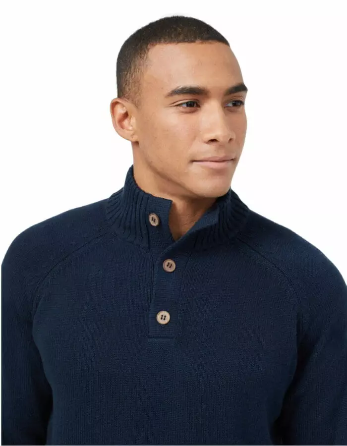 Highline férfi kötött pulóver modellen, sötétkék, közeli