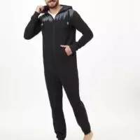 Onesie uniszex kezeslábas - férfi modellen teljes alakos