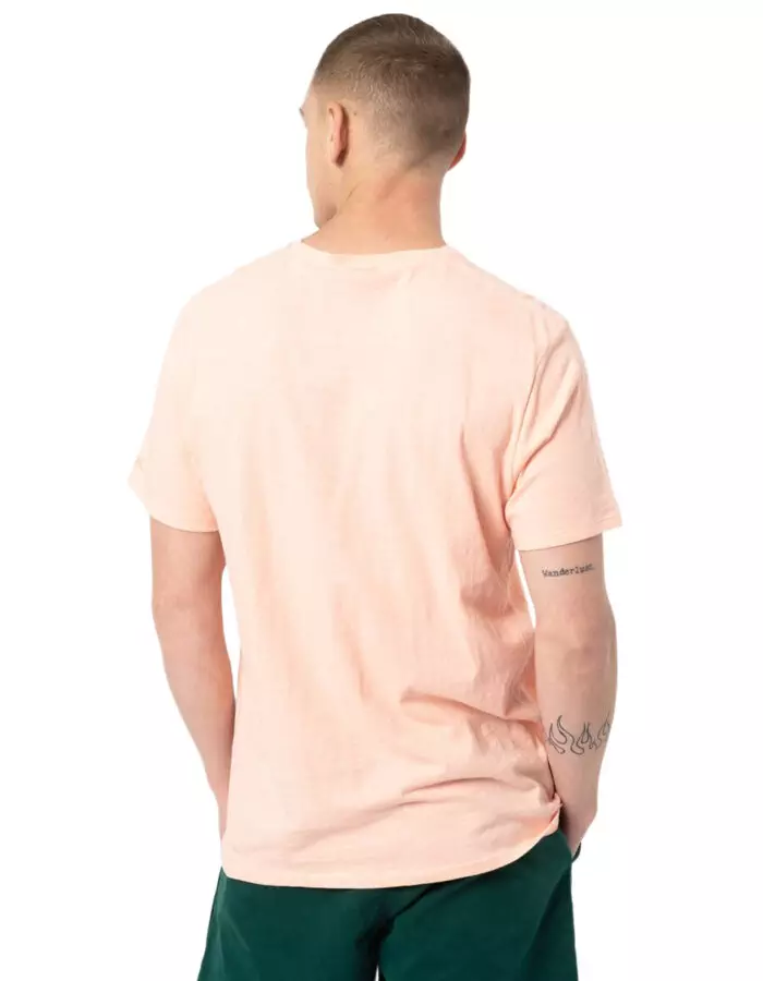 Jack's Base férfi póló narancs színben modellen hátulról