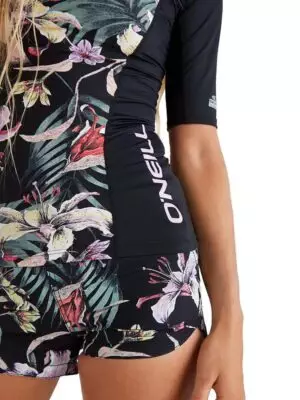 Anglet skin rövid ujjú női strandpóló fekete, virágmintás modellen közelről