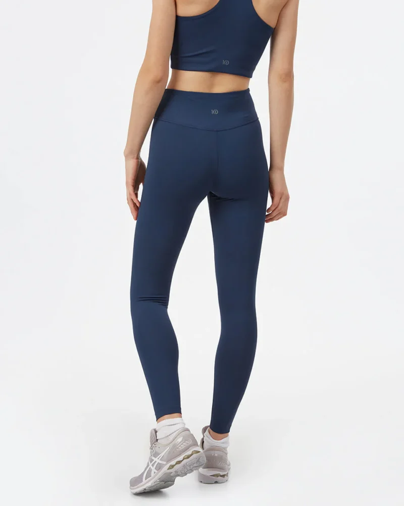 inMotion magas derekú leggings sötétkék színben, közeli , hátulról