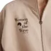 Women Of The Wave kezeslábas modellen közeli, elölről