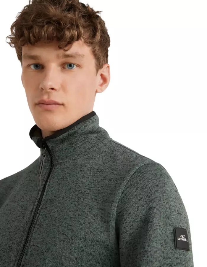 Piste Fleece - divatos pulóver, és szuper középső réteg egyszerre - modellen közeli