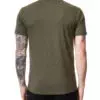 Spruce stripe pocket póló oliva zöld színben, modellen, hátulról