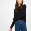 Highline női pamut pulóver fekete színben, modellen, szemből