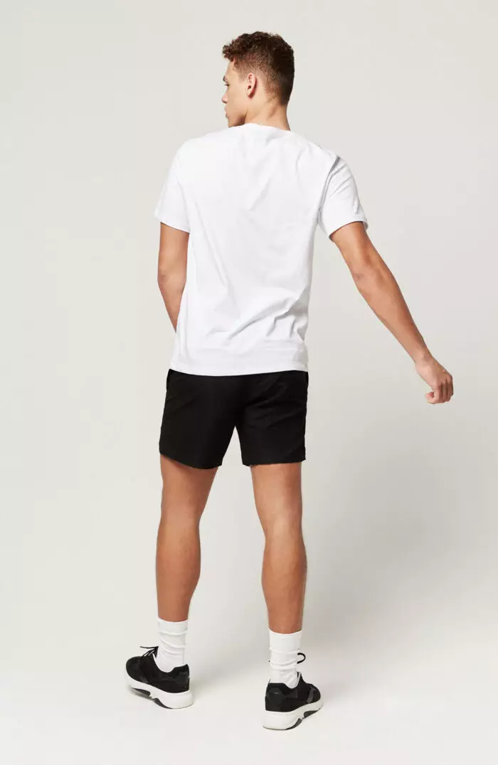 Frame férfi póló fehér színben, modellen - teljes alakos hátulról