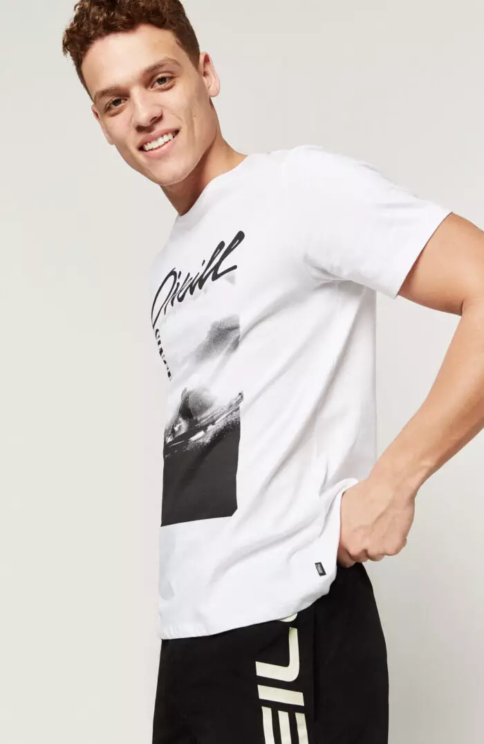 Frame férfi póló fehér színben, modellen - oldalról