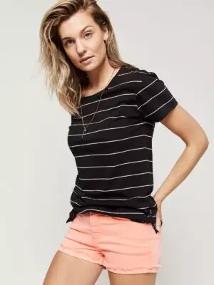 Stripe logo női póló fekete színben, modellen