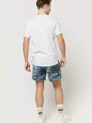 All over print férfi póló fehér színben, modellen - teljes alakos - hátulról
