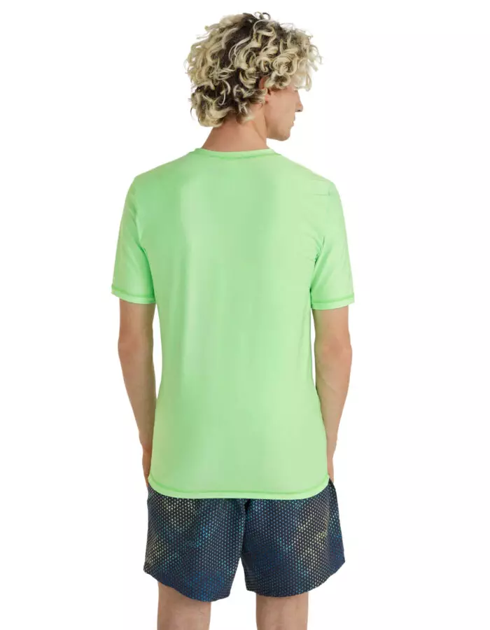 Essentials Cali rövid ujjú férfi strandpóló - neon zöld színben, modellen, közeli, hátulról