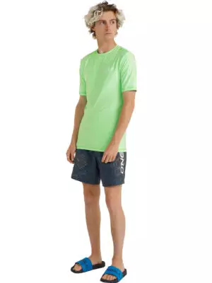 Essentials Cali rövid ujjú férfi strandpóló - neon zöld színben, modellen, teljes alakos