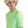 Essentials Cali rövid ujjú férfi strandpóló - neon zöld színben, modellen, közeli, ferde