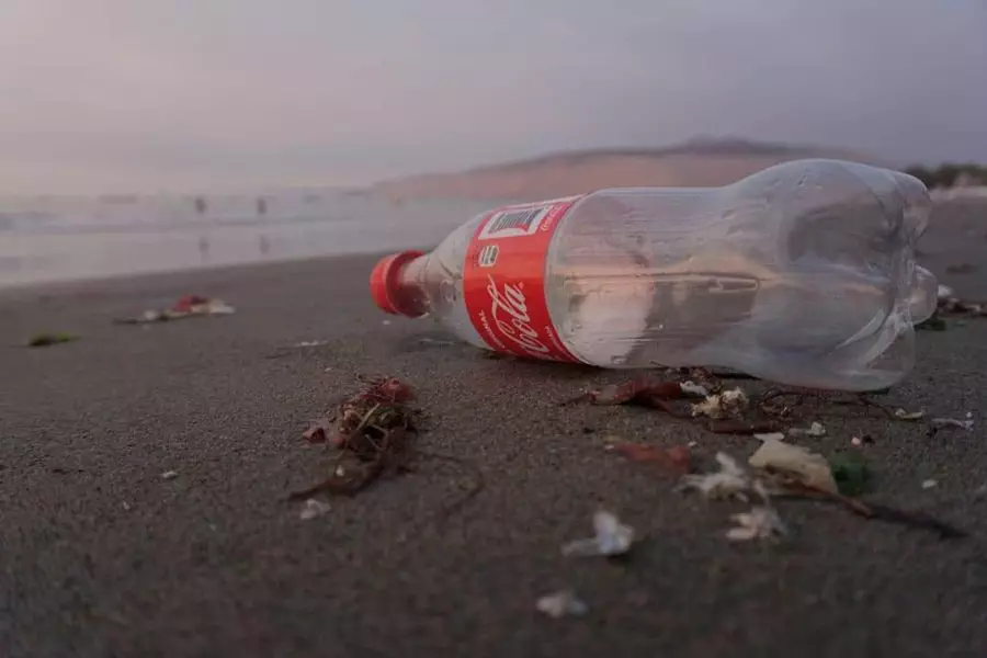 Kidobott Coca Cola palack a parton