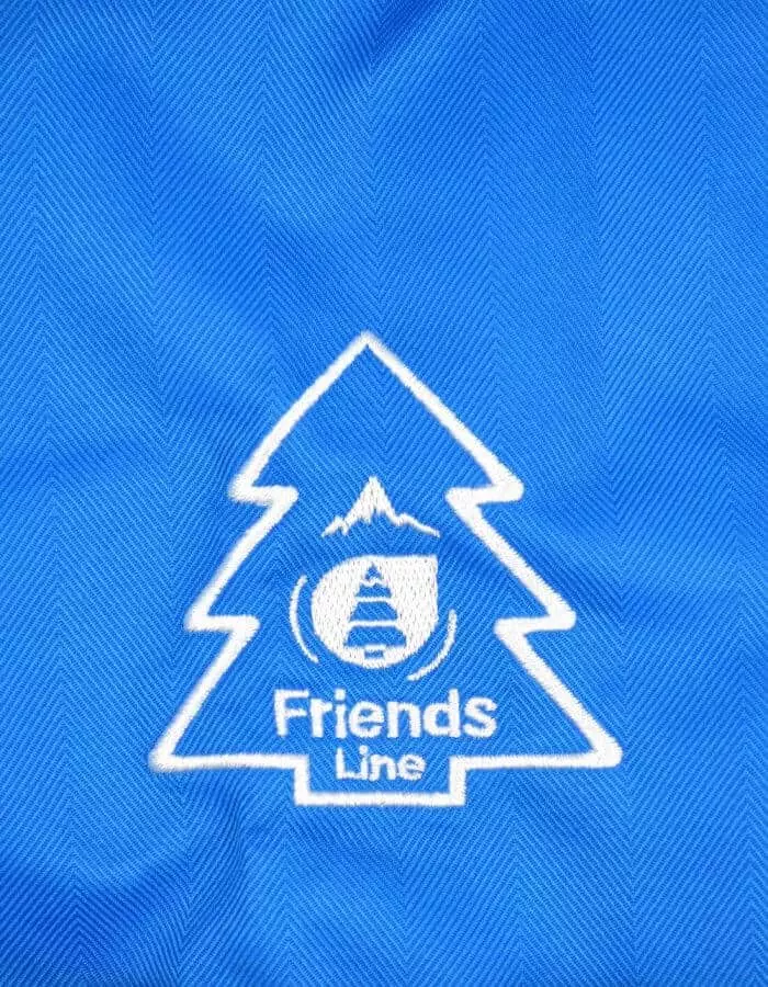 Flying síkabát közeli hímzett fenyőfás Friends logó